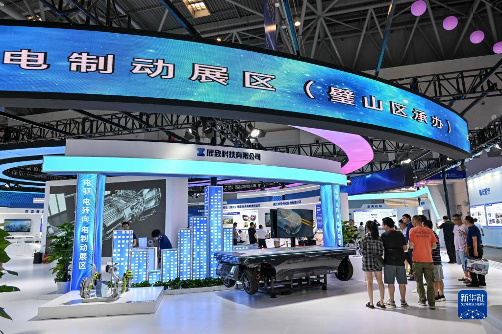 9月4日，觀眾在2023智博會(huì)“電驅(qū)、電轉(zhuǎn)向、電制動(dòng)”展區(qū)參觀。當(dāng)日，為期三天的2023中國國際智能產(chǎn)業(yè)博覽會(huì)在重慶國際博覽中心拉開帷幕。本屆智博會(huì)圍繞智能網(wǎng)聯(lián)新能源汽車、智能裝備及智能制造、新一代信息技術(shù)、智慧城市四大專業(yè)板塊開展系列活動(dòng)。新華社記者 王全超 攝