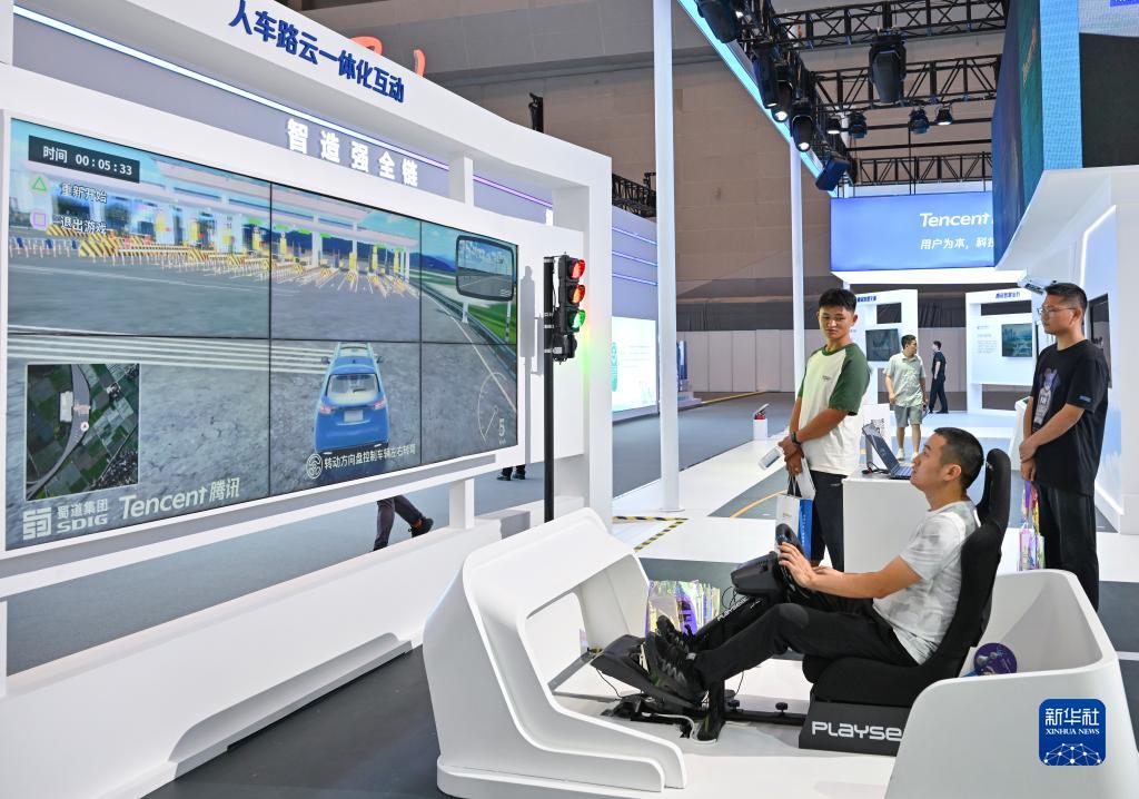 9月4日，觀眾在2023智博會(huì)騰訊展廳體驗(yàn)人車路云一體化互動(dòng)。新華社記者 王全超 攝