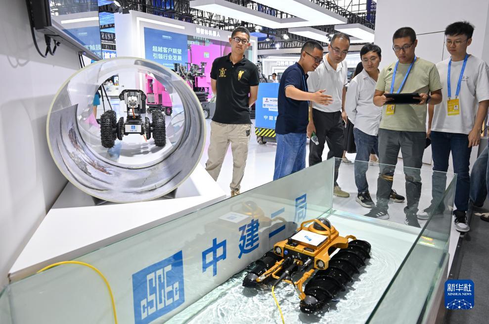 9月4日，觀眾在智博會(huì)上參觀中建二局展示的管道非開挖智能檢測(cè)“浮水機(jī)器人”。新華社記者 王全超 攝