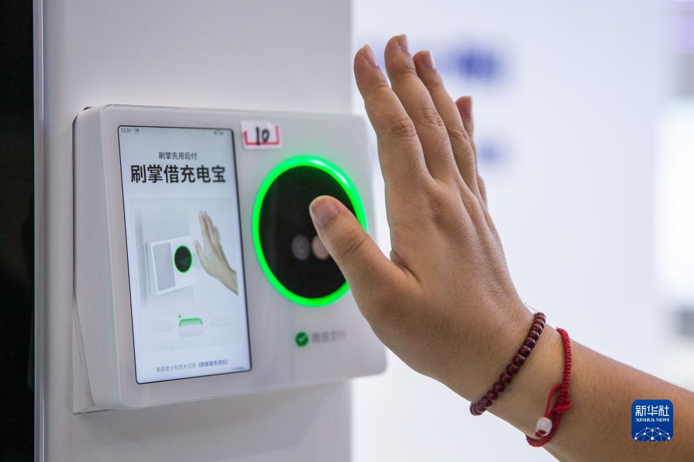 9月4日，在2023智博會(huì)騰訊展廳，工作人員演示微信刷掌。新華社記者 儲(chǔ)加音 攝