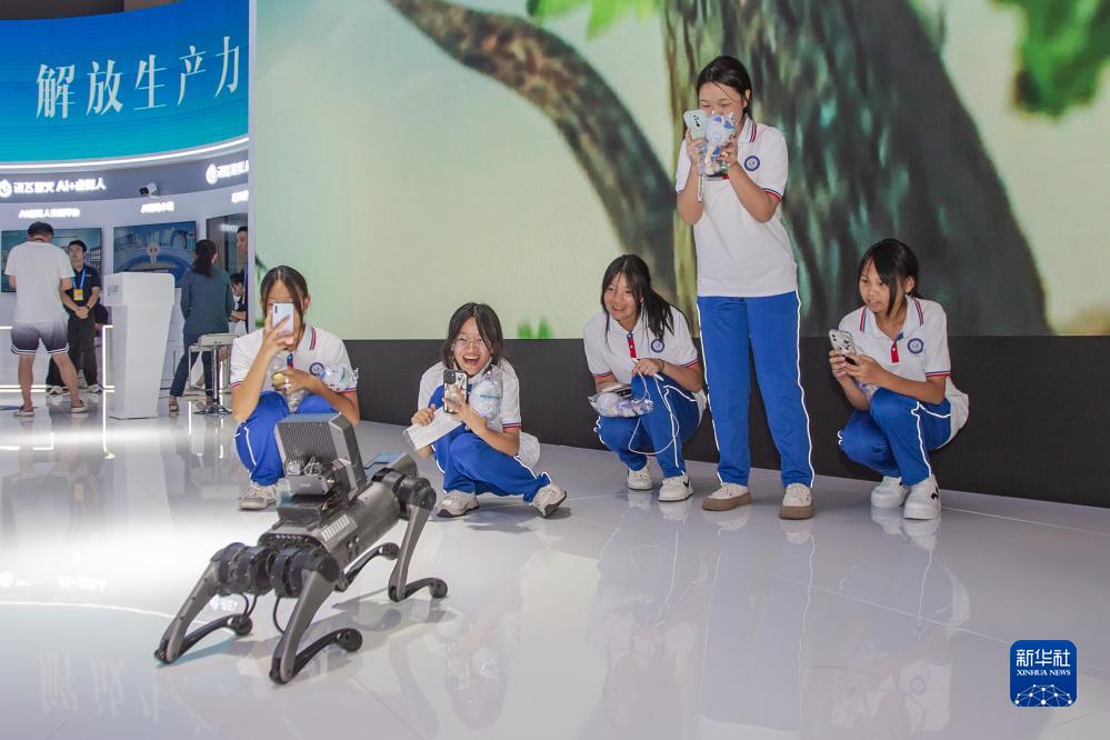 9月4日，在2023智博會(huì)科大訊飛展廳，訊飛工業(yè)巡檢機(jī)器人與觀眾互動(dòng)。新華社記者 儲(chǔ)加音 攝